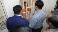 Menteri Koordinator Imigrasi Pemasyarakatan, Yusril Ihza Mahendra dan wakilnya, Otto Hasibuan saat mendatangi Direktur Eksekutif Lokataru, Delpedro Marhaen di Polda Metro Jaya. (Dok. Istimewa)