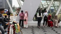 Penumpang menunggu untuk masuk Stasiun MTR Bendungan Hilir saat terjadi pamadaman listrik di wilayah Jabodetabek, Jakarta, Minggu (4/8/2019). Hingga kini PLN masih terus berupaya untuk memperbaiki gangguan yang menyebabkan pemadaman listrik. (Liputan6.com/JohanTallo)