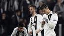 Ekspresi Cristano Ronaldo usai gagal bawa Juventus ke Semifinal kemenangan pada leg kedua laga perempat final Liga Champions yang berlangsung di Stadon Allianz, Turin, Rabu (17/4). Juventus kalah 1-2 Kontra Ajax. (AFP/Filippo Monteforte)