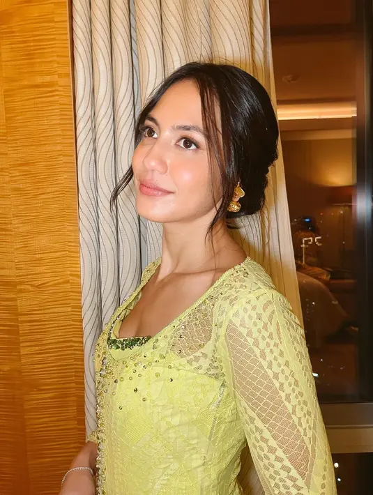 Pevita Pearce saat berpose menantap mata ke atas. Rambut panjangnya dibelah tengah. Tak perlu makeup tebal, wajah cantik Pevita hanya dirias makeup tipis bergaya natural dengan lipstick warna nude. (Instagram/pevpearce)