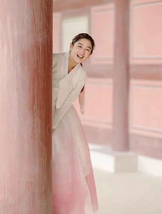 Athaya Alysha tampil menawan mengenakan hanbok bernuansa pink putih yang feminin [@asyaaysa]