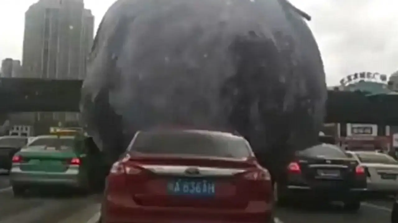 Detik-detik 'Bulan' Terbang dan Menggelinding di Jalan Raya