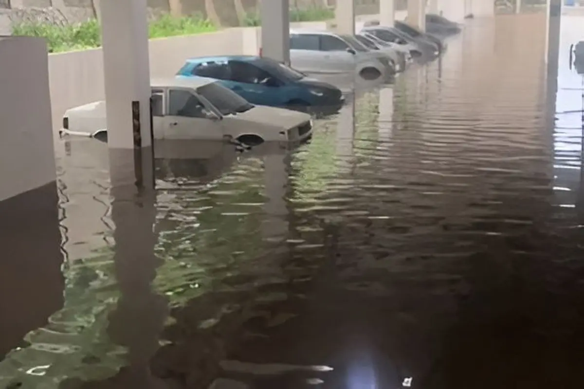 Penghuni Apartemen Hanya Bisa Pasrah Melihat Mobil Terendam Banjir di Parkiran