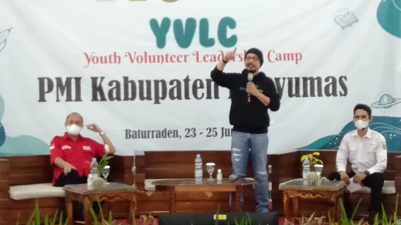 Andy F Noya memberikan ceramah interaktif untuk ratusan anggota PMR di Banyumas, Jawa Tengah. (Foto: Liputan6.com/Dok. panitia)