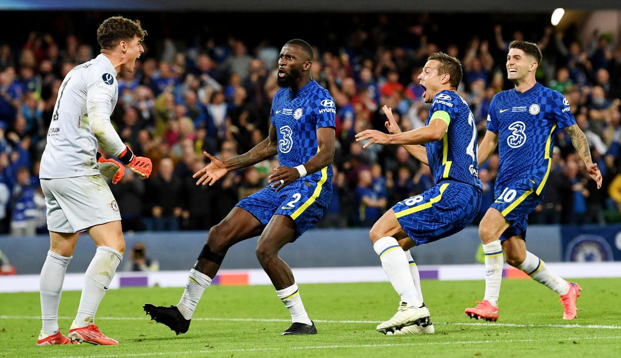 Kiper Chelsea, Kepa Arrizabalaga, sukses menjadi pahlawan usai membawa The Blues menjuarai Piala Super Eropa 2021 dengan menaklukkan Villarreal lewat babak adu penalti. (Foto: AFP/Paul Ellis)