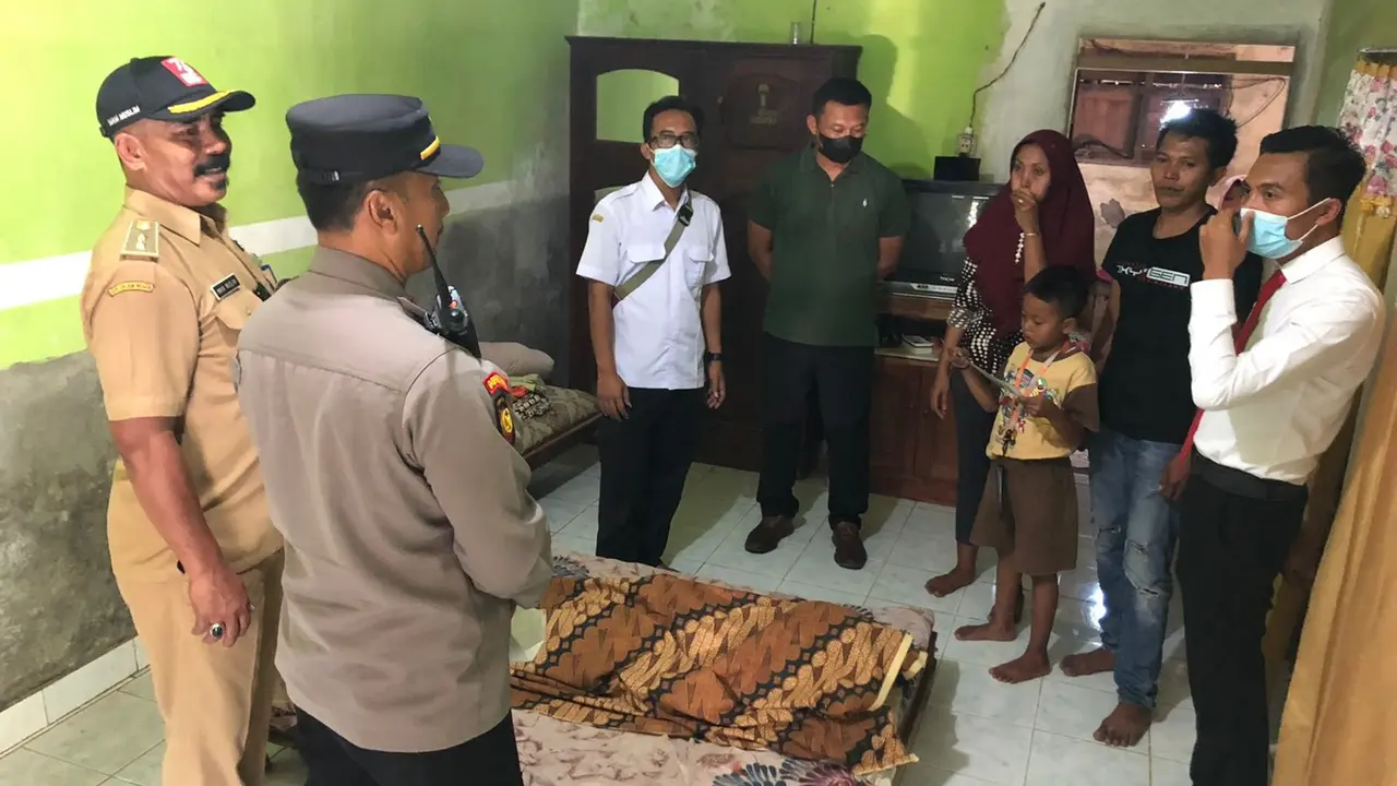 Baung di semayamkan di rumah duka untuk selanjutnya dimakamkan di TPU Setempat (Istimewa)