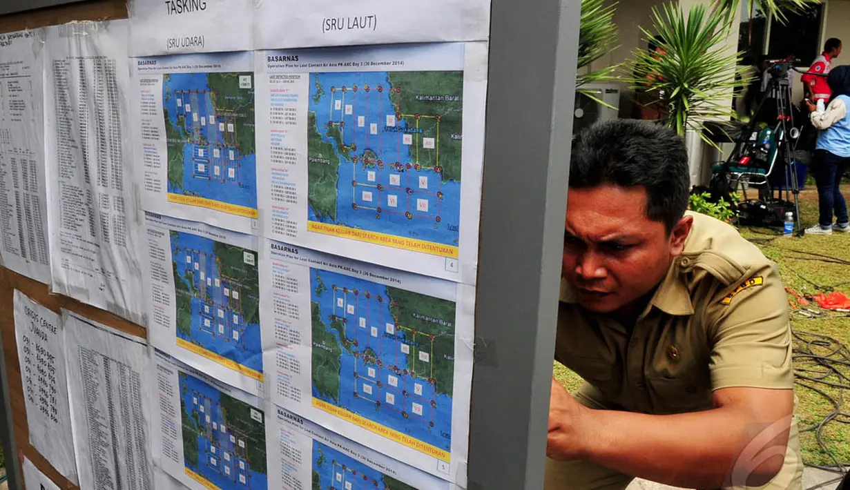 Terlihat peta penambahan blok sektor pencarian lokasi pesawat AirAsia QZ8501 terpasang di depan posko Crisis Center AirAsia di Terminal 2 Bandara Juanda Surabaya, Jatim, Selasa (30/12/2014). (Liputan6.com/Johan Tallo)