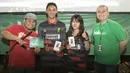 Pendukung Liverpool yang beruntung saat mengikuti nonton bareng mendapatkan hadiah handphone dari Bola.com di Alibaba Futsal, Bekasi, Minggu (13/8/2015). (Bola.com/Vitalis Yogi Trisna)