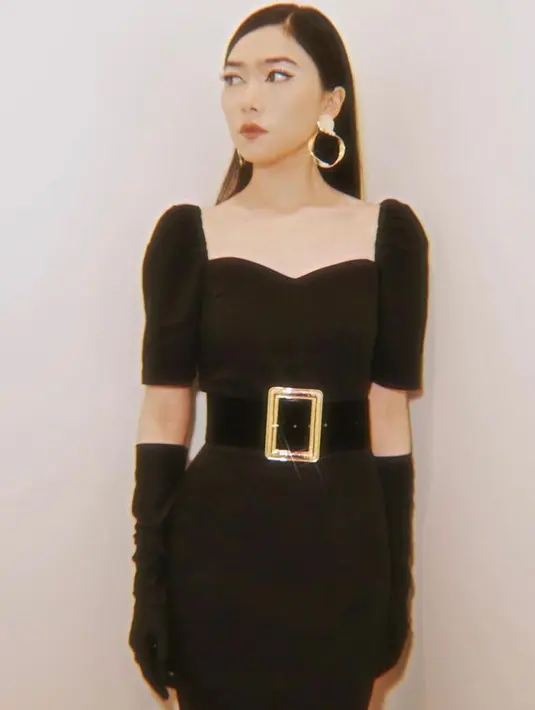 Isyana Sarasvati tampil begitu elegan kenakan sweetheart neckline dress warna hitam yang dipadukan dengan ikat pinggang dan sarung tangan. Cantik! (Instagram/isyanasarasvati).