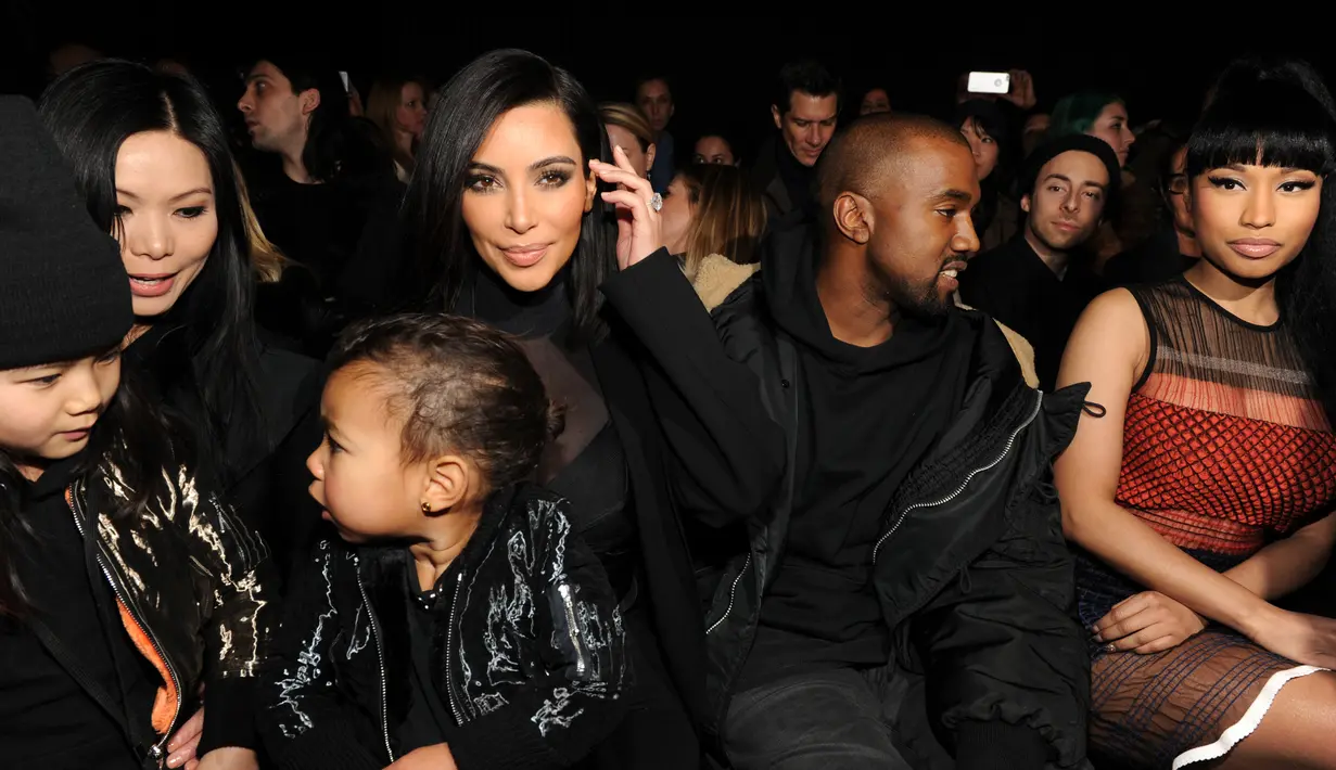 "Ini isi tasku, sudah tidak penasaran lagi kan. Tas hermes ini selalu ku gunakan untuk jalan-jalan bersama North, aku juga menaruh beberapa permen dan coklat didalamnya," ungkap Kim. (AFP/Bintang.com)