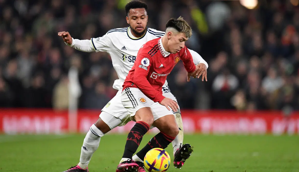 Gelandang Leeds United Weston McKennie (belakang) berebut bola dengan bek Manchester United (MU) Lisandro Martinez pada laga tunda pekan ke-8 Liga Inggris 2022/2023 di Old Trafford, Kamis (9/2/2023) dini hari WIB. Bagi Leeds, hasil ini cukup untuk mengangkat mereka ke posisi 16 dengan 19 poin. (Oli SCARFF / AFP)