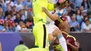 Kiper Uruguay, Fernando Muslera berusaha menangkap bola dari kejaran penyerang Venezuela,  Jose Salomon Rondon pada Copa America  Centenario 2016 di Lincoln Financial Field, AS (10/6). Venezuela menang atas Uruguay 1-0. (Bill Streicher-USA TODAY Sports)