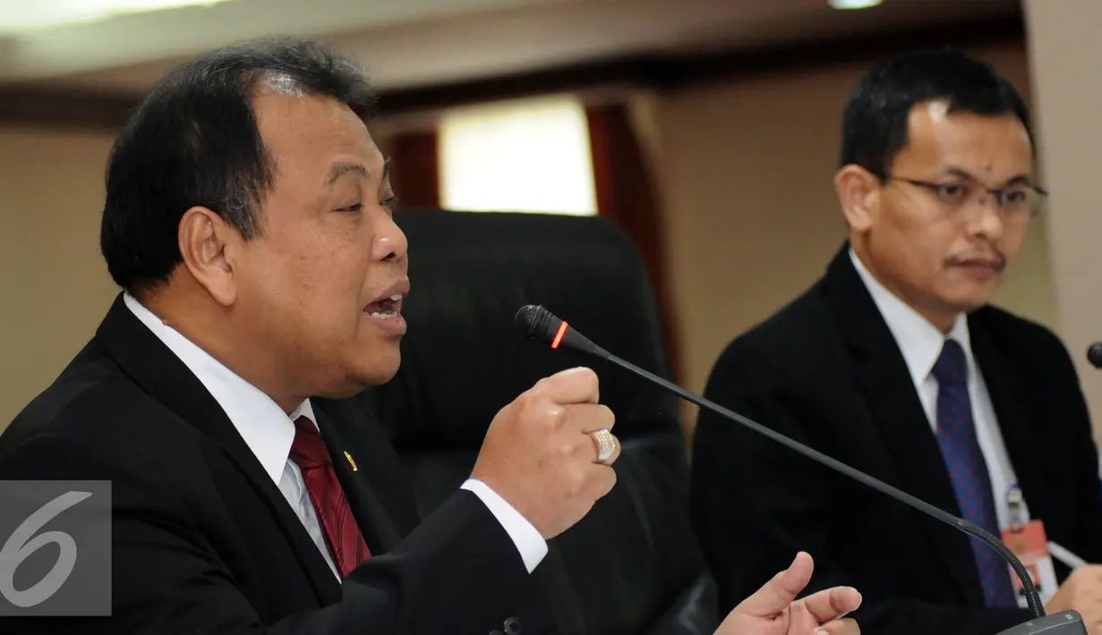 Ketua MK, Arief Hidayat (kiri) bersama M Guntur Hamzah (Sekjen MK) memberikan keterangan di Gedung Mahkamah Konstitusi, Jakarta, (7/3/2016). Arief Hidayat memaparkan evaluasi hasil sidang sengketa Pilkada Serentak 2015. (Liputan6.com/Helmi Fithriansyah)
