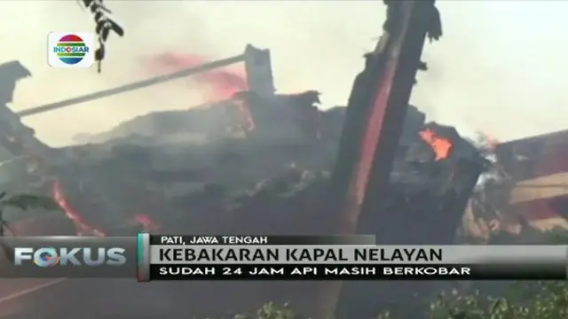 Sudah 24 jam, namun api yang membakar belasan kapal nelayan di Pulau Seprapat, Pati, Jawa Tengah, belum juga padam.