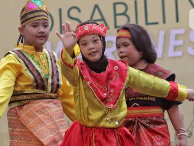 Anak-anak penyandang disabilitas menunjukkan bakat seni dalam Pentas Gempita Fashion Disabilitas di Central Park, Jakarta Barat, Selasa (31/10/2023). (Liputan6.com/Angga Yuniar)