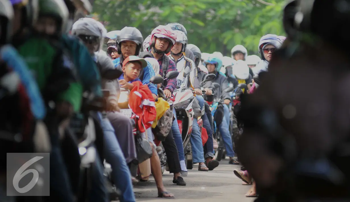 Ribuan pengendara sepeda motor mengantri di pintu Utama untuk memasuki Taman Impian Jaya Ancol, Jakarta Utara, Jumat (6/5). Libur panjang dimanfaatkan warga Jakarta untuk mengunjungi objek wisata di Kawasan Ancol. (Liputan6.com/Gempur M Surya)