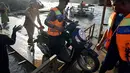 Sementara itu, Balai Pelaksanaan Jalan Nasional (BPJN) Aceh sudah memproyeksikan pembangunan kembali jembatan permanen di wilayah terdampak Sungai Peusangan dimulai pada tahun 2026. Tampak dalam foto, masyarakat menggunakan rakit tali untuk menyeberangi Sungai Peusangan menyusul banjir bandang yang menghancurkan desa-desa di sekitarnya di Kabupaten Bireuen, provinsi Aceh, pada Senin 5 Januari 2026. (CHAIDEER MAHYUDDIN/AFP)