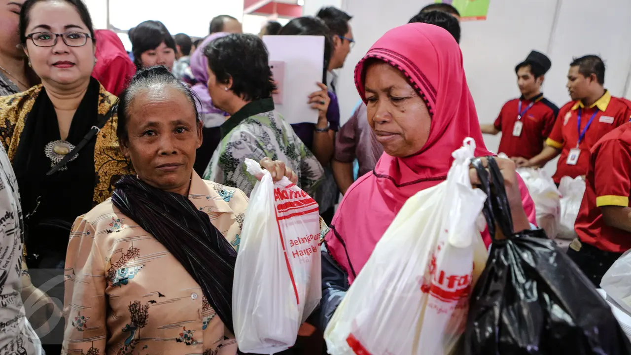 Antusias Warga Antre di Pasar Murah Kemendag