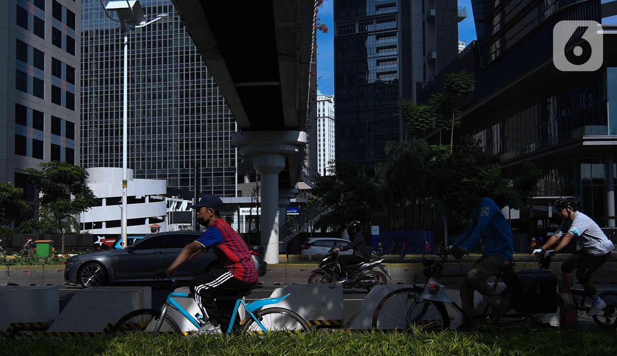 Warga bersepeda di kawasan Bundaran, Hotel Indonesia, Jakarta, Minggu (20/3/2022). Warga mulai ramai beraktifitas olahraga saat Jakarta kembali menerapkan kebijakan PPKM level 2. (Liputan6.com/Herman Zakharia)