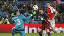 Proses terjadinya gol yang dicetak bintang Barcelona, Lionel Messi, ke gawang Arsenal pada laga leg kedua babak 16 besar Liga Champions di Stadion Camp Nou, Kamis (16/3/2016) dini hari WIB. (Action Images via Reuters/Carl Recine)