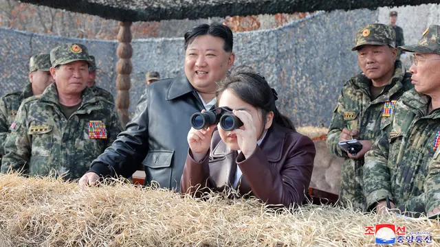 Pemimpin Korea Utara Kim Jong Un (tengah kiri) dan putrinya Ju Ae (tengah kanan) sedang memeriksa pelatihan tentara Korea Tentara Rakyat di lokasi yang dirahasiakan di Korea Utara. STR/KCNA MELALUI KNS/AFP