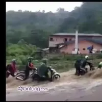 Video Dahsyatnya Banjir Bandang di Sibolangit