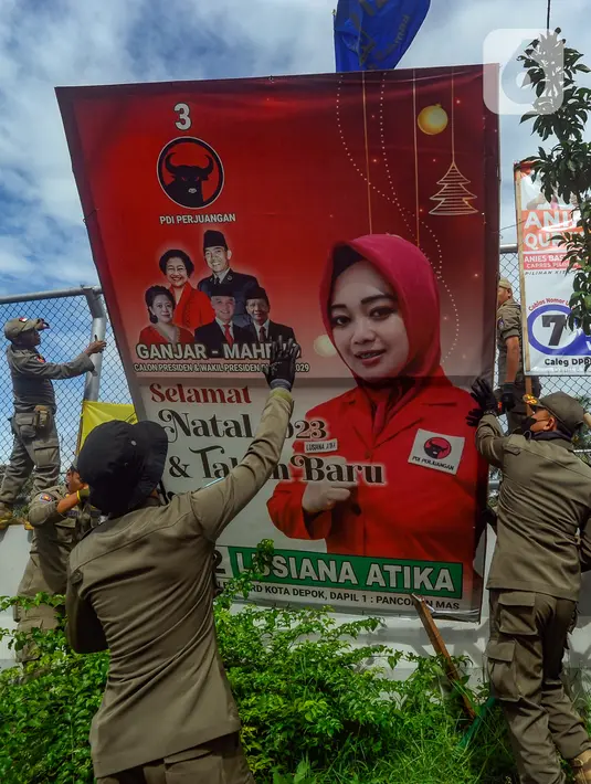 <p>Baliho-baliho kampanye yang ditertibkan itu tampak berukuran cukup besar. Tingginya ada yang mencapai sekitar 4 meter. (merdeka.com/Arie Basuki)</p>
