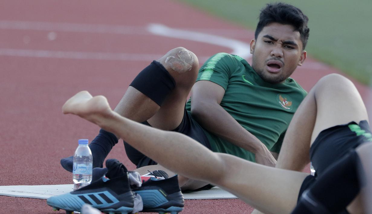 Pemain Timnas Indonesia U-22, Asnawi Mangkualam, latihan terpisah dari rekan-rekannya di Stadion Rizal Memorial, Manila, Rabu (27/11). Latihan ini persiapan jelang laga SEA Games 2019 melawan Singapura U-22. (Bola.com/M Iqbal Ichsan)