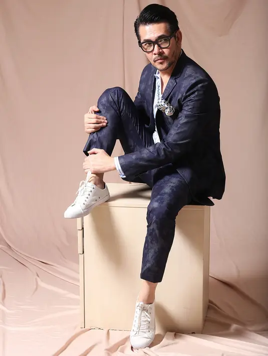 Ferry Salim senang mengenakan jas dengan warna-warna terang seperti biru dan merah. (Bambang E. Ros/Bintang.com)