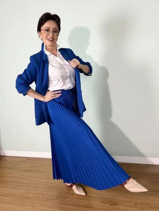 Selain itu, rahasia kebugaran dan awet mudanya di usia 62 tahun adalah dengan berolahraga. Wanita kelahiran Jerman, 2 Desember 1959 ini instruktur senam di sanggar senam Primadona Studio. Minati menciptakan senam berjenis performa tubuh yang hanya diedarkan di sanggar senam miliknya. (Liputan6.com/IG/@minatiatmanagara)
