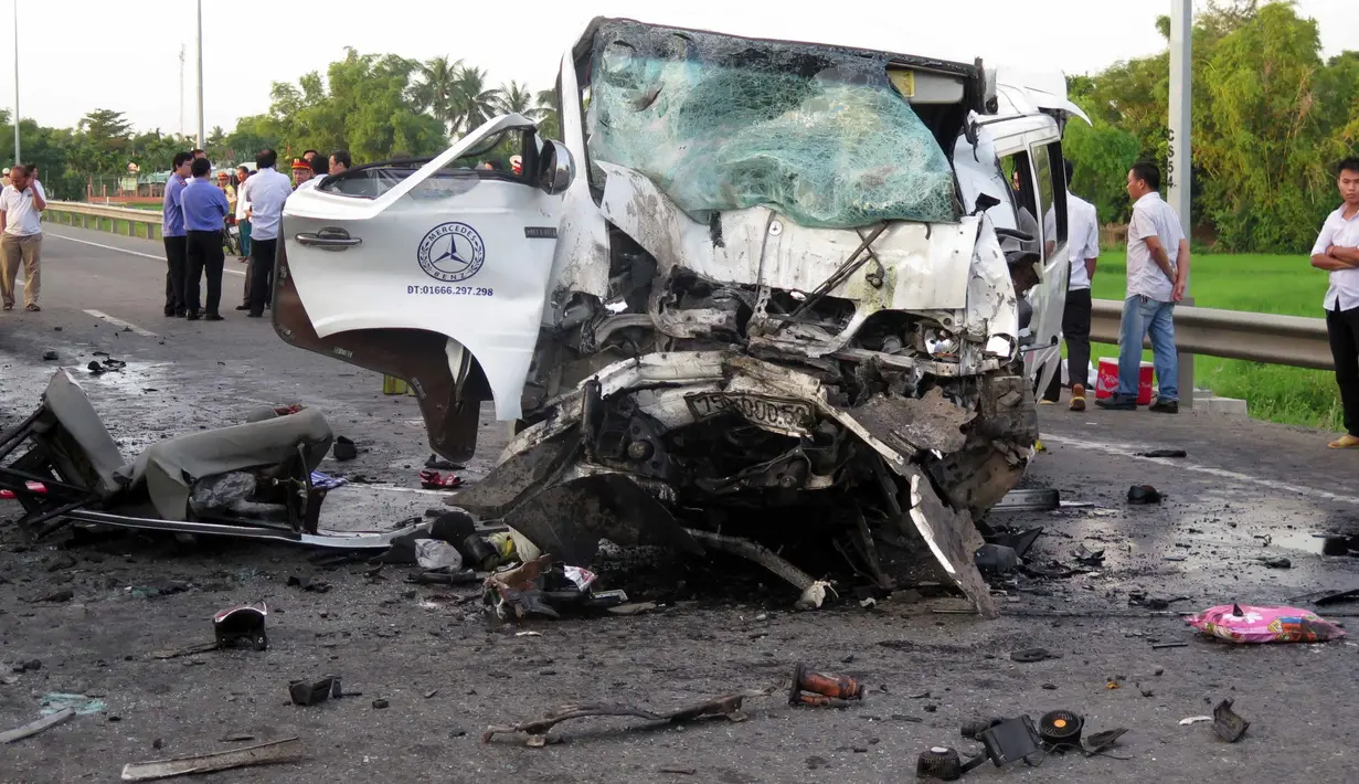 Kondisi mobil van yang membawa rombongan pengantin menuju ke pesta pernikahan setelah terlibat kecelakaan di Quang Nam, Vietnam, Senin (30/7). Pihak kepolisian saat ini sedang menyelidiki sebab kecelakaan maut tersebut. (VIETNAM NEWS AGENCY/AFP)