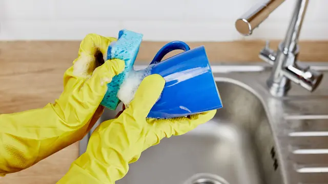 Mudah Diterapkan, Ini 5 Cara Menghilangkan Lemak Membandel Pada Peralatan Dapur Bekas Pakai