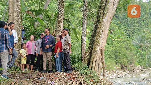 Anies Baswedan saat meninjau jembatan putus di Bantargadung Kabupaten Sukabumi. (Liputan6.com/Fira Syahrin).