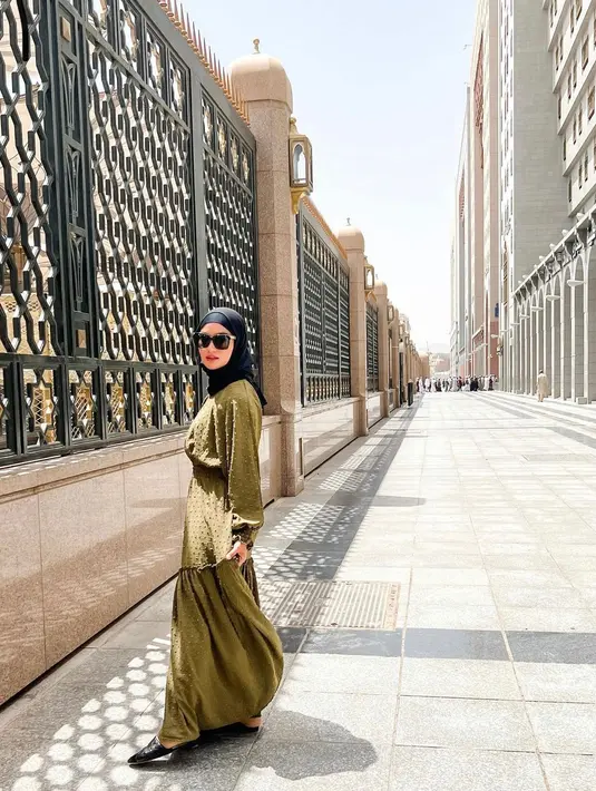 <p>Tampil menawan dengan gamis hijau berbahan tile dots saat sedang beribadah di Tanah Suci. (instagram/ririnekawati)</p>