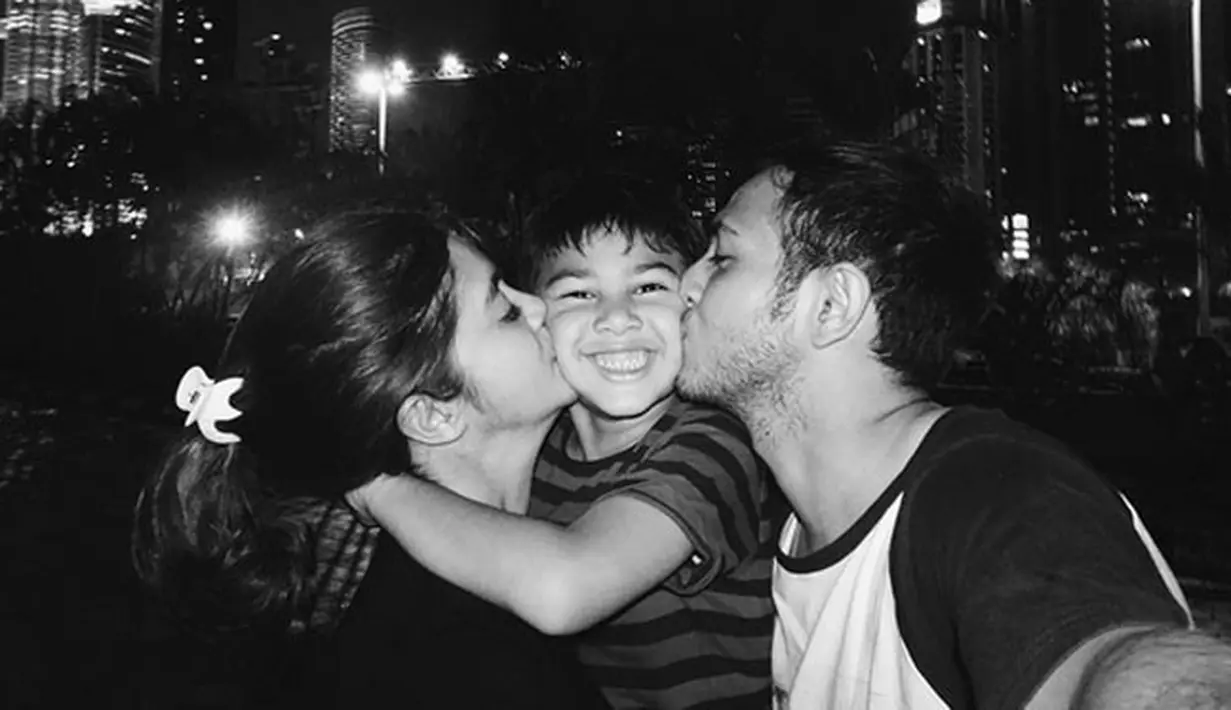 Coba lihat wajah anak laki-laki di foto ini, senyumnya sangat bahagia bukan? Ya, nampaknya selain kasih sayang dari orang tua kandungnya, Arsen juga mendapatkan cinta dan kasih dari Biby. (Instagram/bibyalraen13)