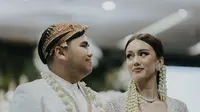 Tora Sudiro menjalankan tugas menikahkan putrinya, Nabila Sudiro dengan Muhammad Ivan Lubis. Ia lega prosesi pernikahan berlangsung khidmat dan lancar. (Foto: Inspirasa dari Instagram @t_orasudi_ro)