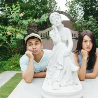 Berbeda dengan gaya kebanyakan saat berbulan madu biasanya mengabadikan potret romantis. Tapi, berbeda dengan gaya komika ini yang terlihat keduanya berpose cemberut. (instagram/raditya_dika)