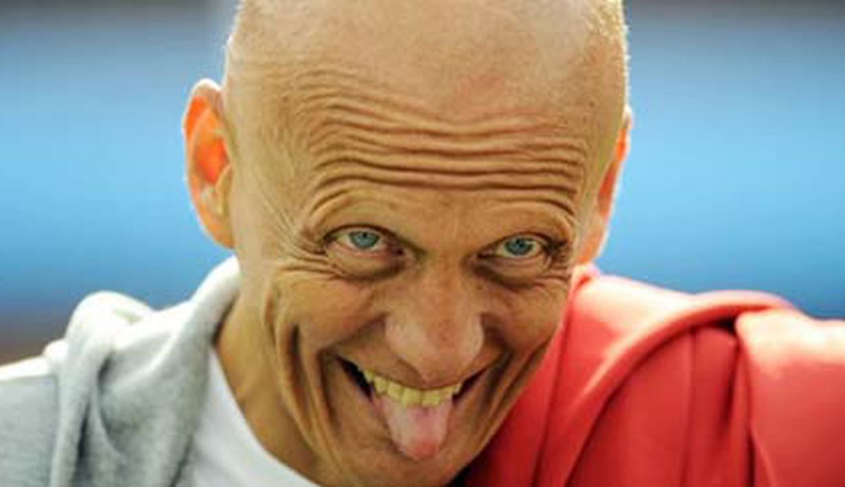 Mantan wasit Italia Pierluigi Colina dalam acara Global Beer Champions di Loftus Versfeld Stadium, Pretoria, Afrika Selatan, 1 Juli 2010 jelang laga perempat final PD 2010 antara Brasil vs Belanda. AFP PHOTO / STEPHANE DE SAKUTIN 