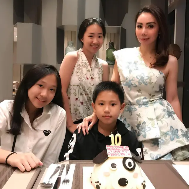 6 Potret Femmy Permatasari dan Dua Putrinya, Bak Kakak Adik