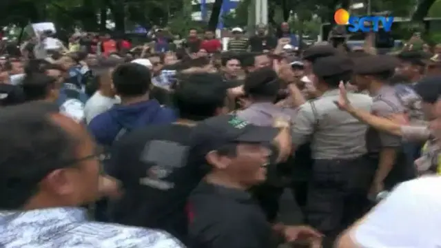 Aksi Sopir Taksi Online Tolak Permenhub 108 Diwarnai Kericuhan