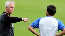 Pelatih Timnas Belanda Bert Van Marwijk (kiri) dan kapten tim Giovanni Van Brockhorst di sesi latihan timnas yang berlangsung di Seefeld, Austria, 23 Mei 2010, jelang PD 2010. AFP PHOTO / SAMUEL KUBANI 