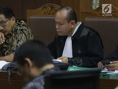 Terdakwa dugaan suap/gratifikasi terkait kerja sama jasa pelayaran yang juga anggota komisi VI DPR RI, Bowo Sidik Pangarso menyimak keterangan saksi saat sidang lanjutan di Pengadilan Tipikor, Jakarta, Rabu (28/8/2019). Sidang mendengar keterangan saksi. (Liputan6.com/Helmi Fithriansyah)