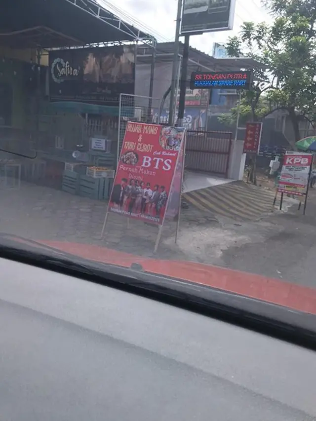 6 Spanduk Jualan Libatkan BTS Ini Bikin Ngakak