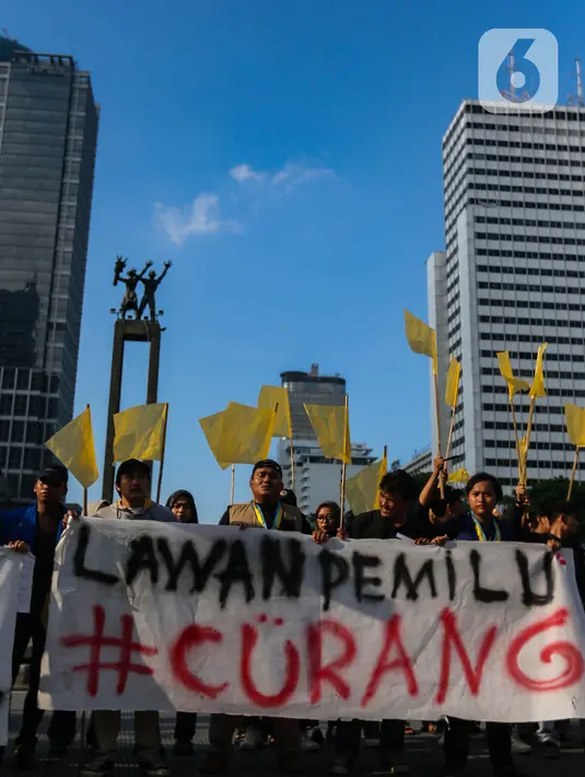 Dalam aksi unjuk rasa tersebut, para mahasiswa membentangkan spanduk bertuliskan Lawan Tirani dan Lawan Pemilu Curang. (Liputan6.com/Angga Yuniar)