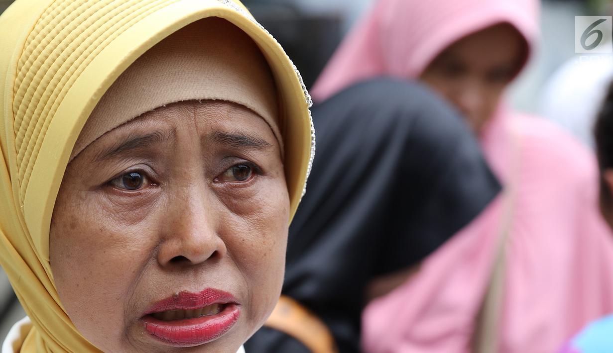 Ekspresi seorang wanita korban dugaan penipuan First Travel saat mengikuti aksi di Pengadilan Negeri Depok, Jawa Barat, Senin (19/2). (Liputan6.com/Immanuel Antonius)