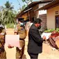 Hakim Sri Lanka Wasantha Ramanayake (kanan) dan petugas polisi sedang di luar rumah tempat seorang gadis dicambuk sampai mati di Delgoda, pada 28 Februari 2021. (Foto: AP Photo / Sudath Pubudu Keerthi).