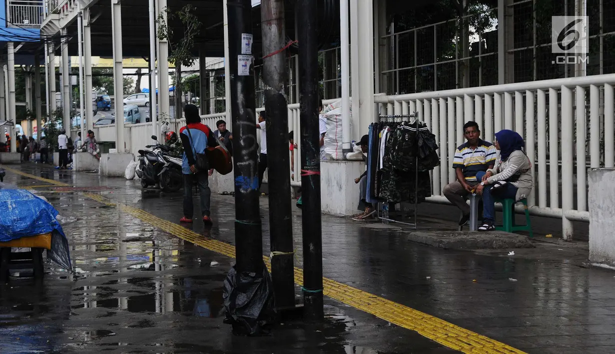 Suasana kolong jembatan multiguna atau Skybridge Pasar Tanah Abang, Jakarta, Jumat (19/1). Gubernur DKI Jakarta Anies Baswedan menyayangkan terjadinya kericuhan saat Satpoll PP akan penertiban PKL Tanah Abang. (Liputan6.com/Herman Zakharia)