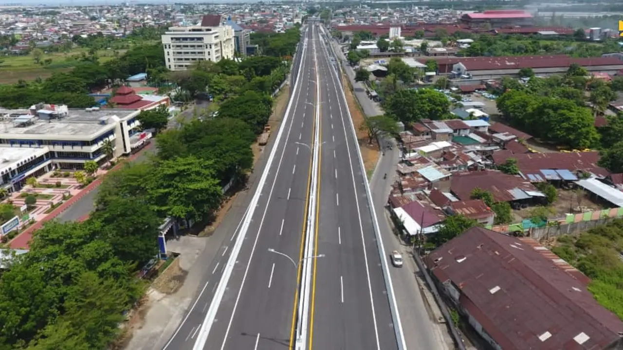 Jalan Tol Ujung Pandang Seksi 3 atau dikenal dengan Jalan Tol Layang Andi Pangeran (AP) Pettarani Kota Makassar, Sulawesi Selatan.