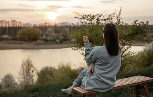 Mengapa Orang Introvert Tidak Suka Keramaian? Ini 12 Alasan di Baliknya