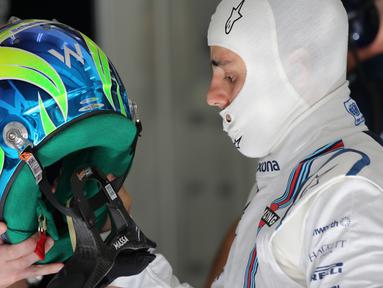Felipe Massa sedang mempersiapkan diri jelang latihan bebas pertama di Sirkuit Internasional Bahrain, Jumat (17/4/2015). (AP Photo/Kamran Jebreili)